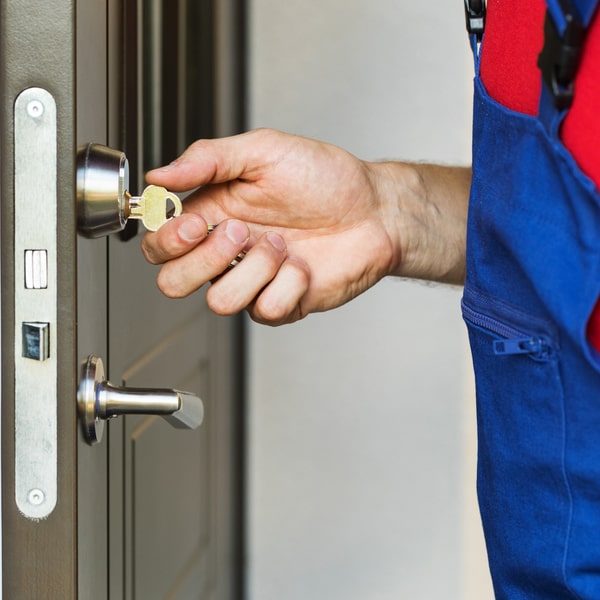 en cerrajería residencial, el costo promedio de cambiar una cerradura de puerta es de $100